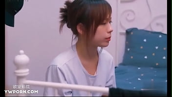 清纯女友为护欠债男友，沦为债主胯下玩物